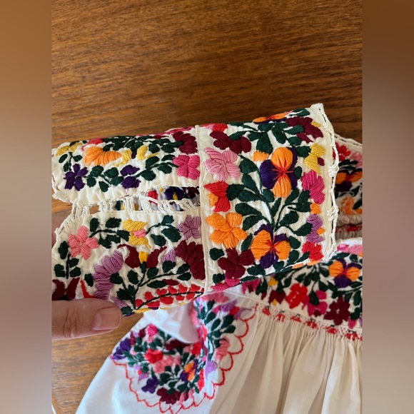 Vintage Huipil. Colorful embroidery on cotton. Girls size 5. - Picture 9 of 11